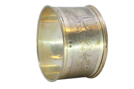 Argola de guardanapo em prata com motivos florais gravados envolvendo cartela para monograma.